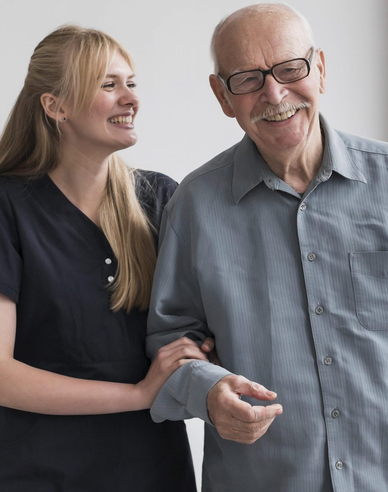 cropped-cropped-smiley-old-man-nurse-scaled-2 24-Stunden Pflegeagentur, Dahn
